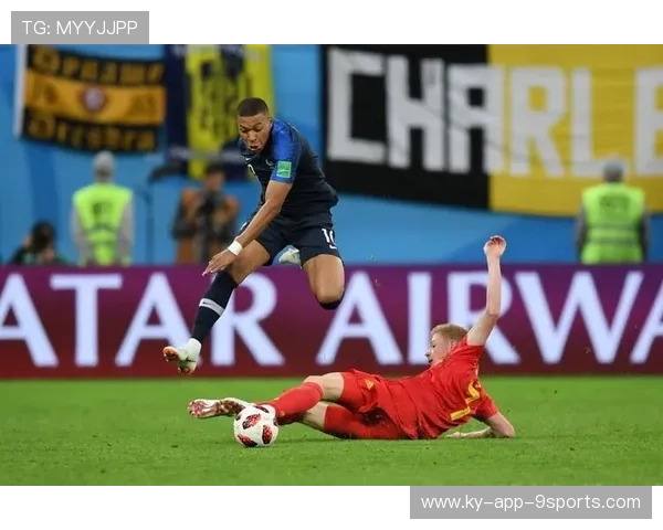 姆巴佩空当突破如闪电穿梭——速度与技巧的完美结合